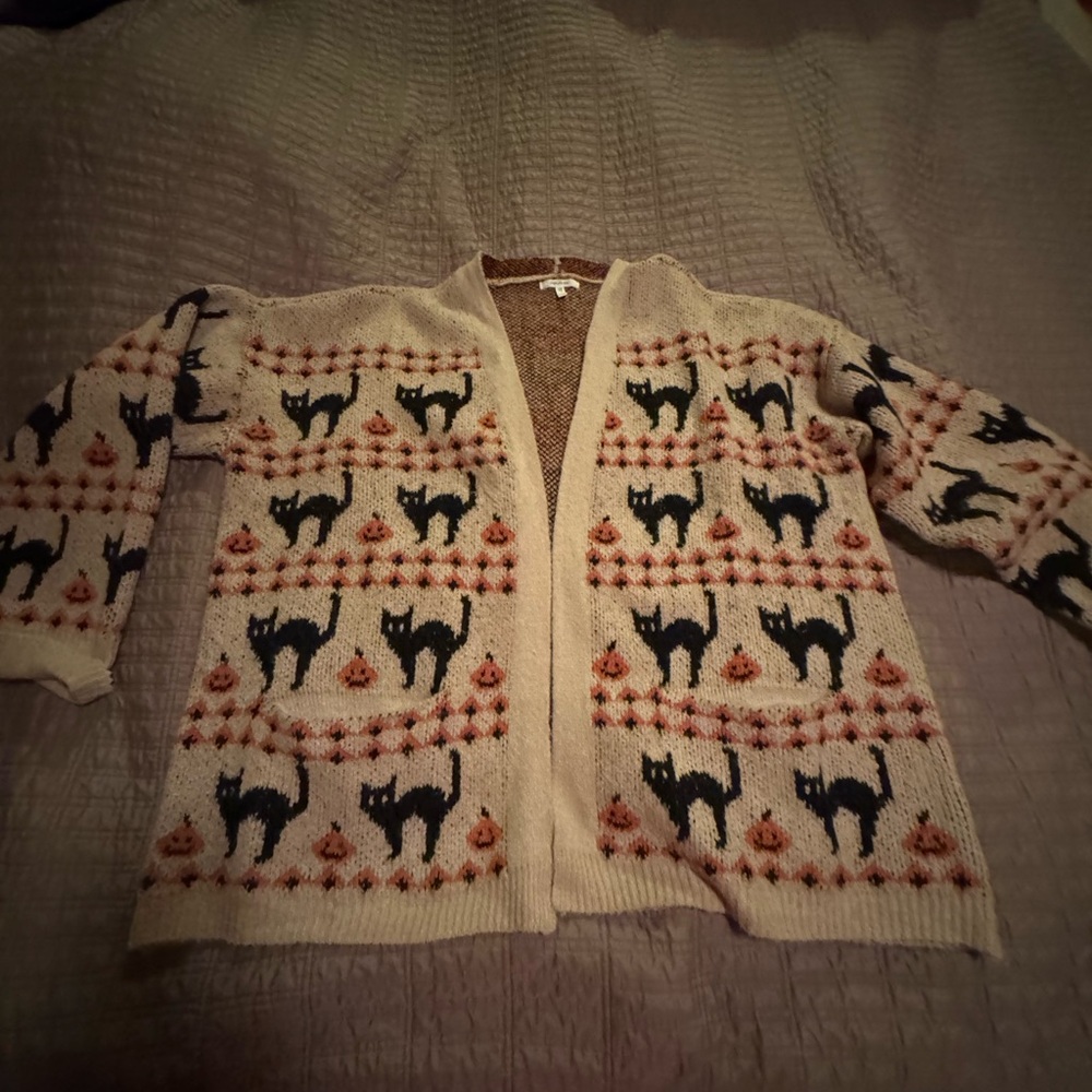 fall sweater with 🐈‍⬛ cat & pumpkin 🎃 print.  Smoke free home, worn twice.
